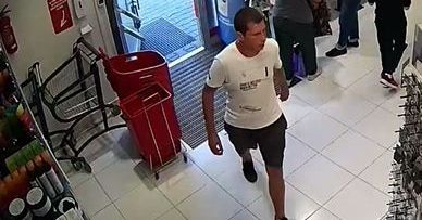 Policja szuka mężczyzny po kradzieży kosmetyków